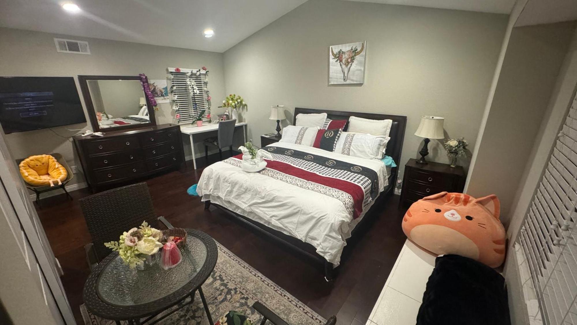 King Bed Big Homestay Chino Hills